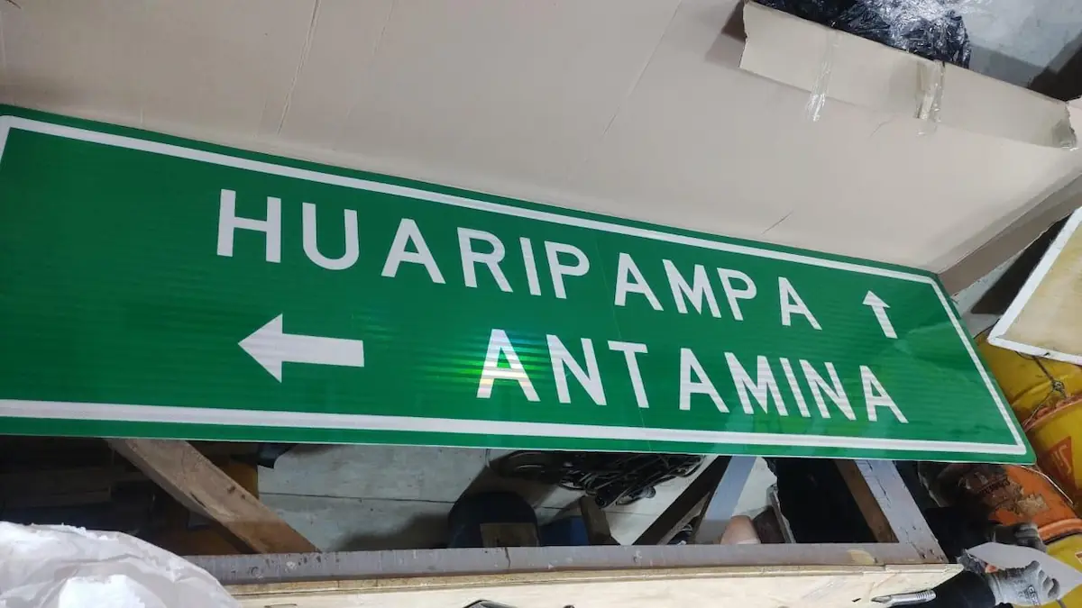 Producción de señalización vial en planta