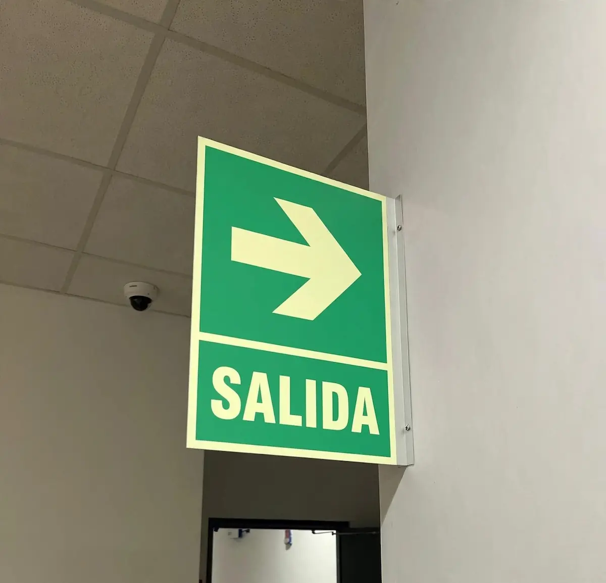 Señalización fotoluminiscente para plantas y almacenes