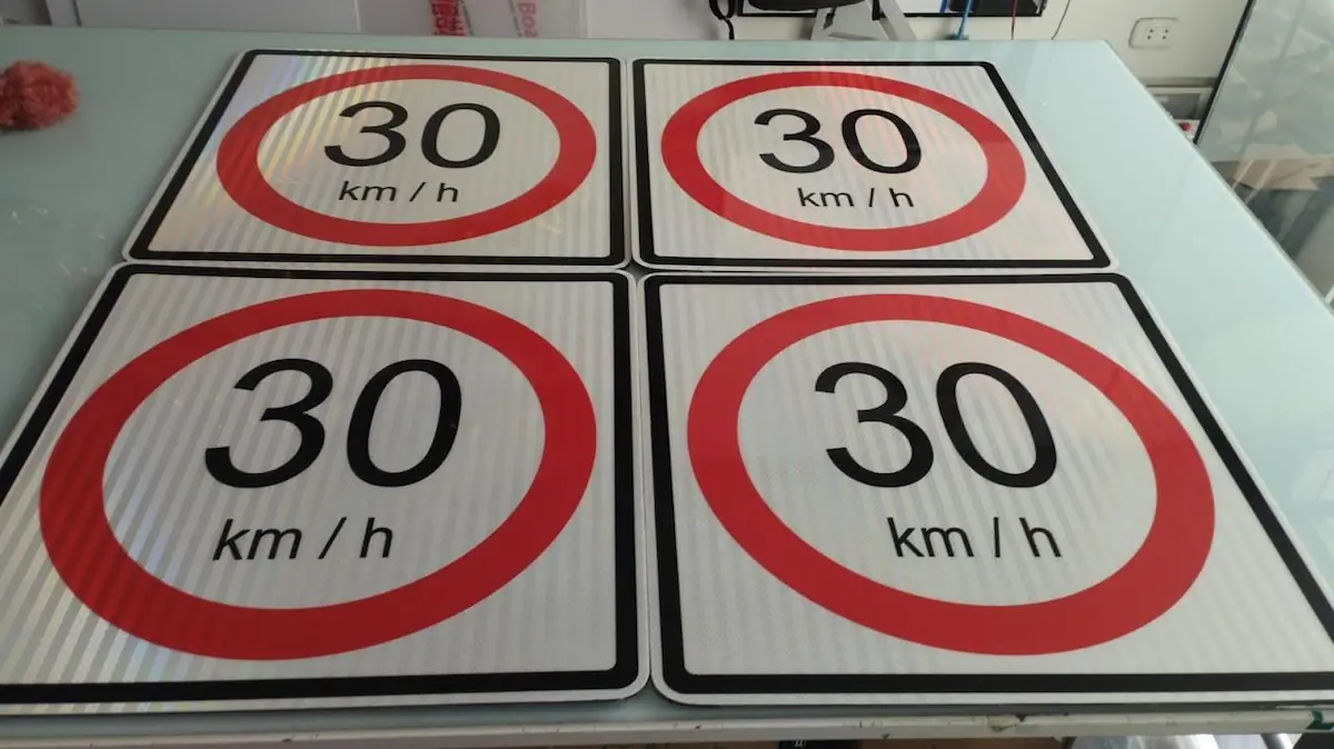 Señalización de carreteras con parantes