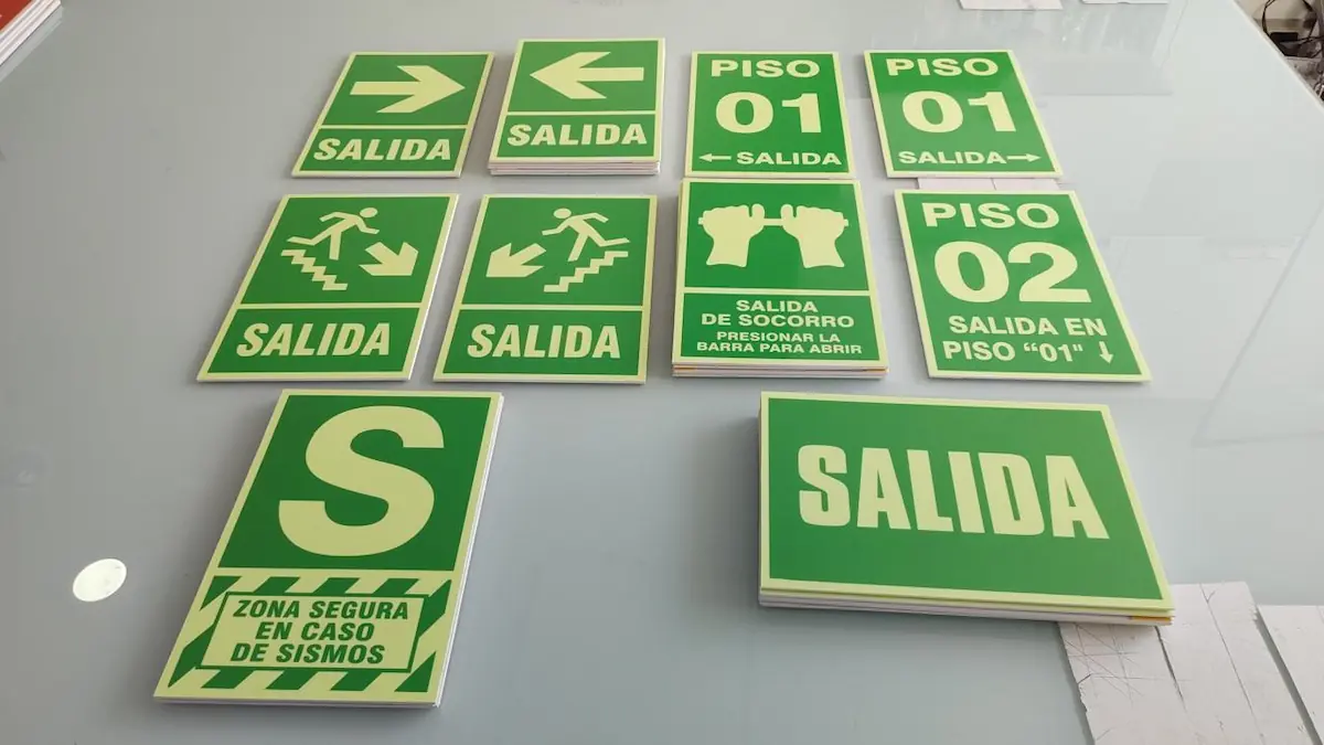 Señales fotoluminiscentes fabricadas por Creando Company