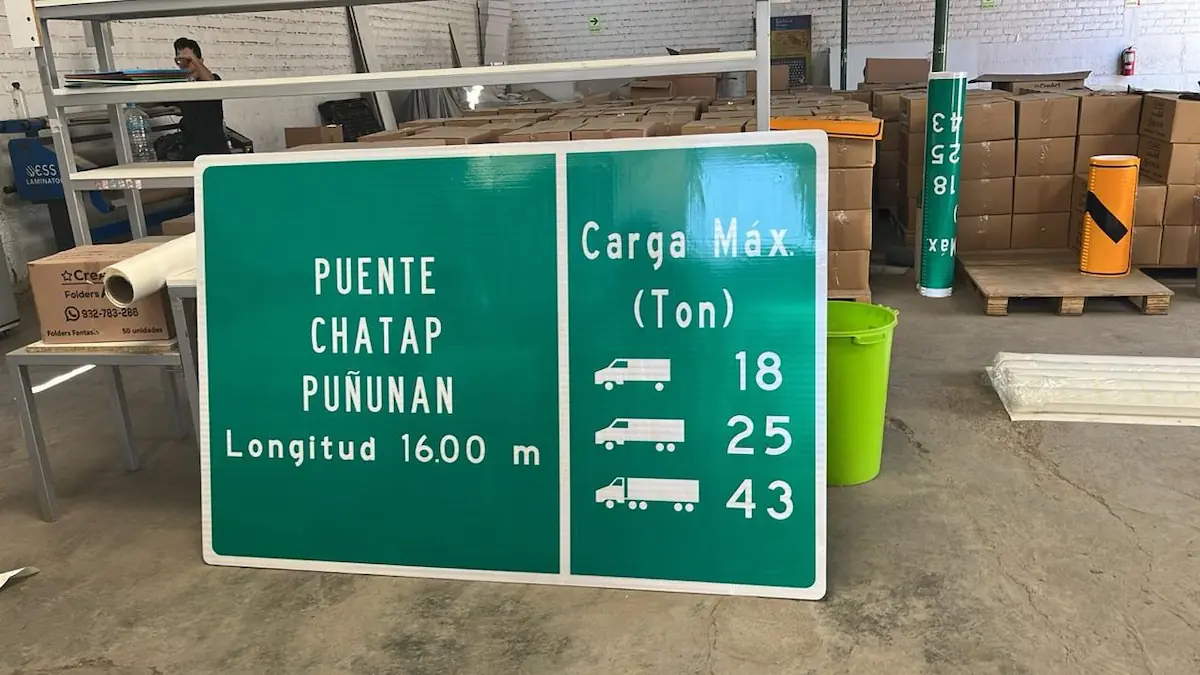 Señal vial en vinil prismático sobre fibra de vidrio