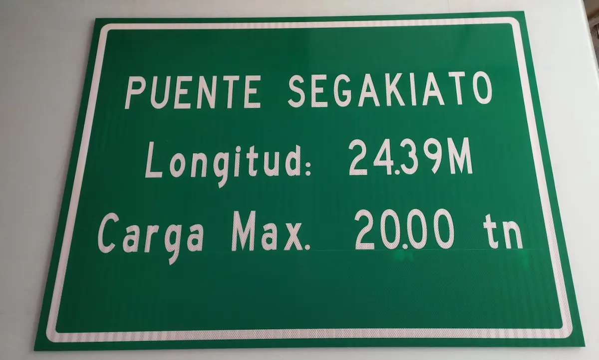 Señal vial en vinil prismático sobre fibra de vidrio