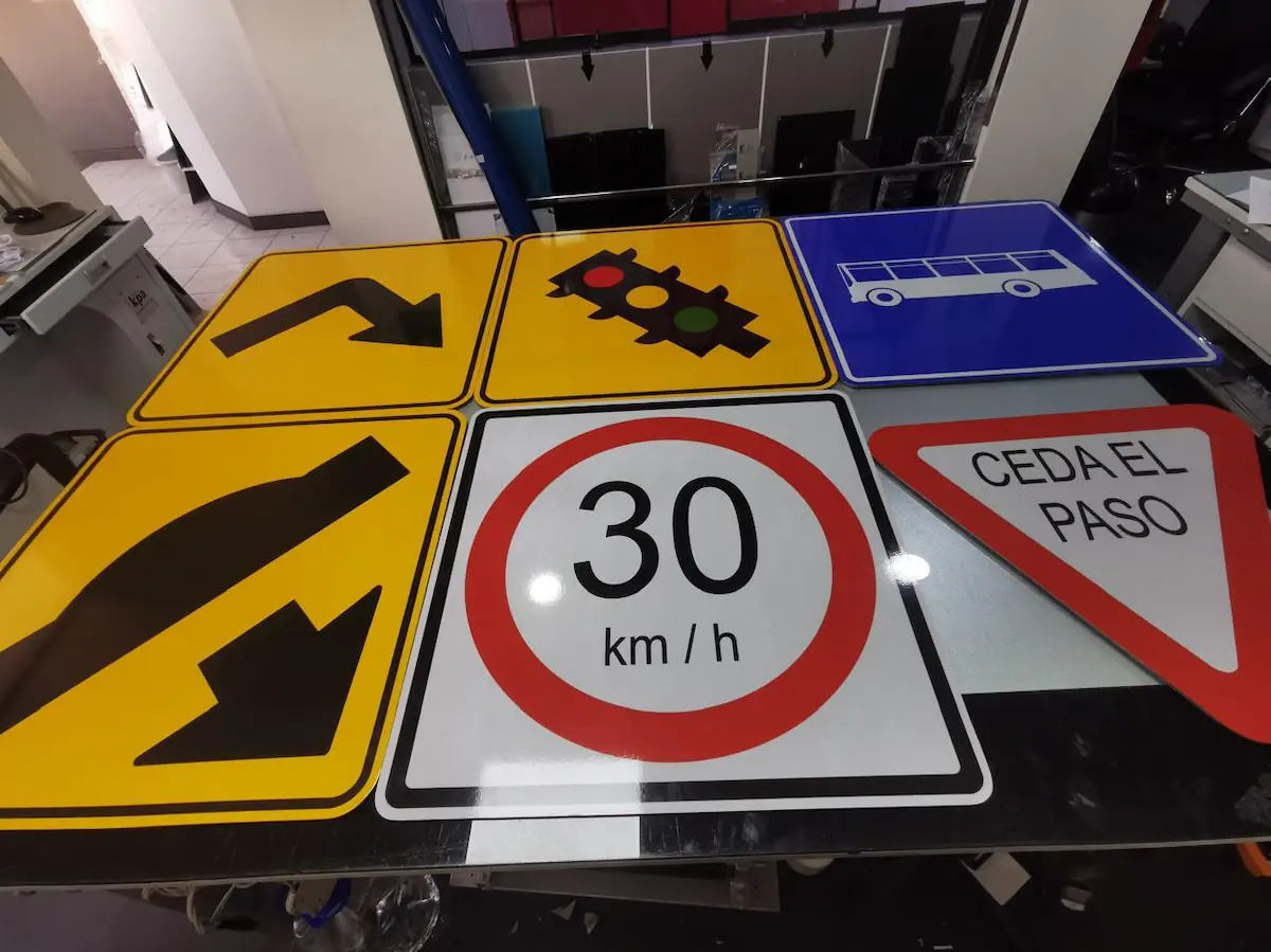 Poste con patrón cebra para señal vial