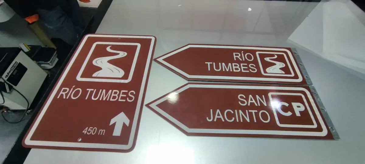 Poste con patrón cebra para señal vial
