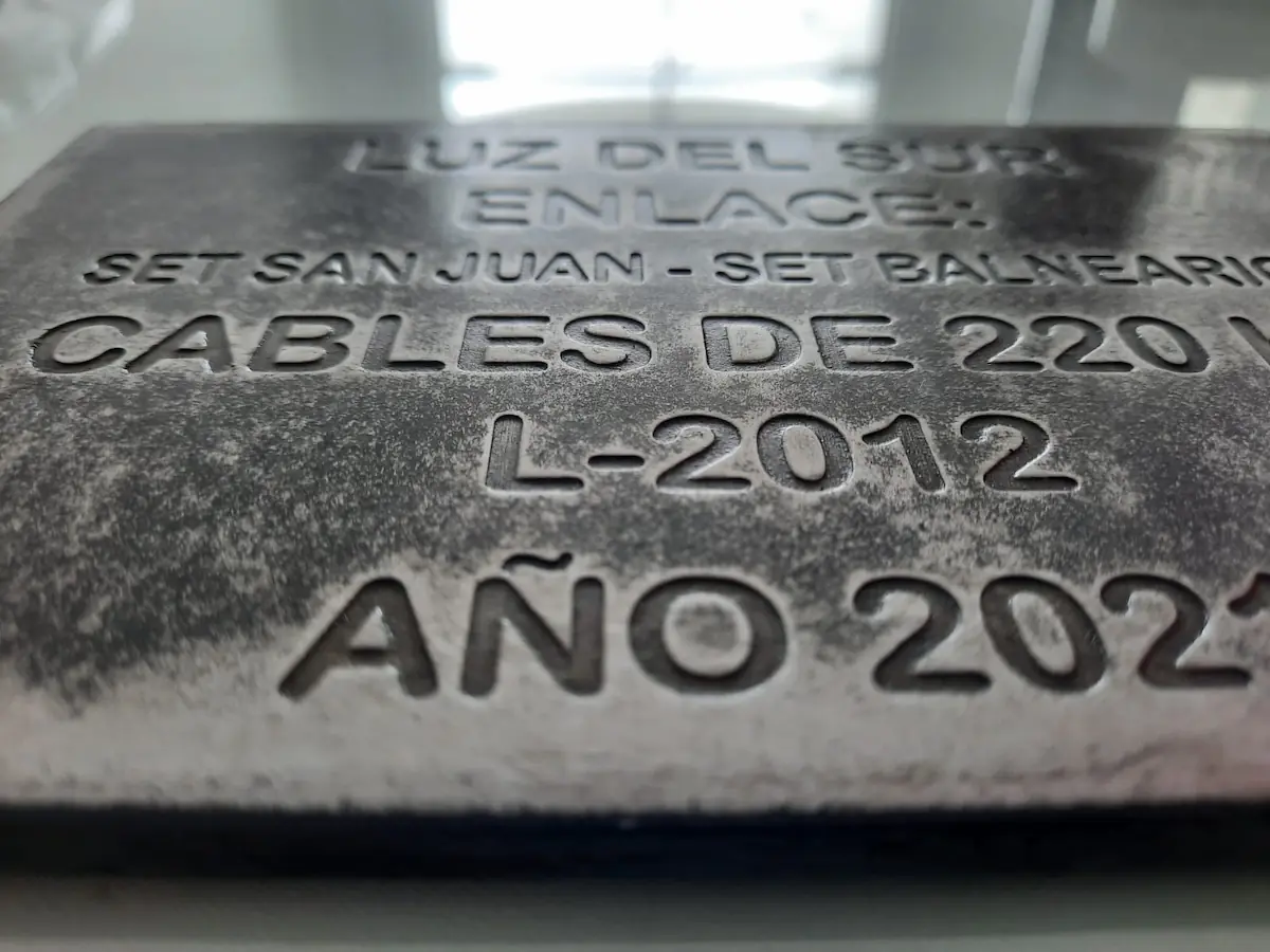 Piezas grabadas en fierro negro