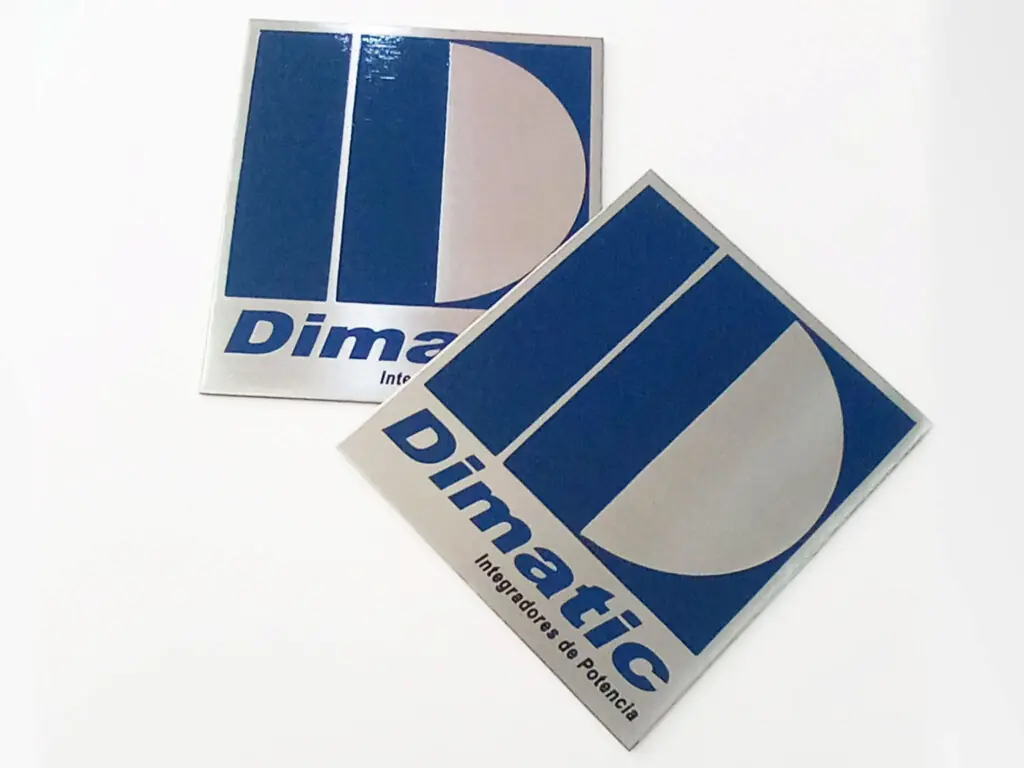 Placas de identificación grabadas en metal