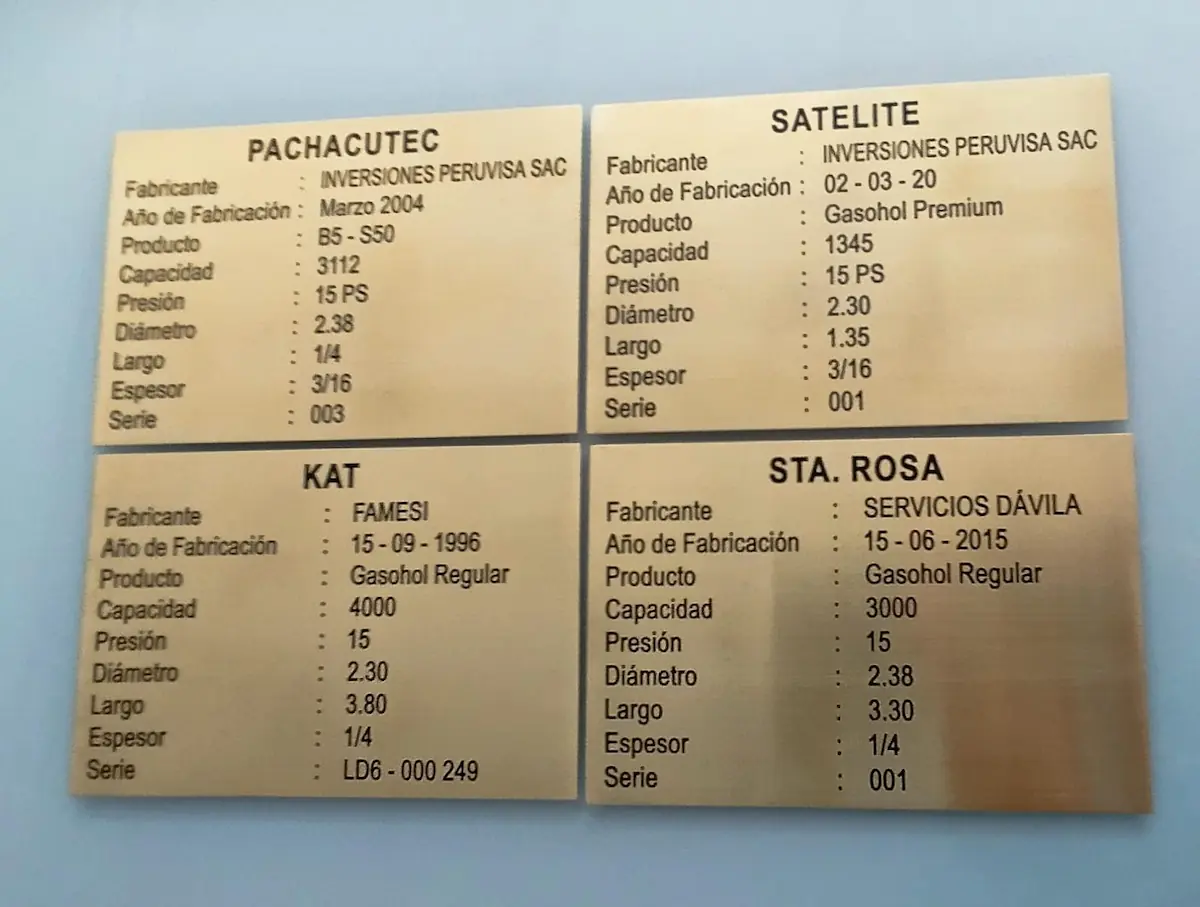 Placa metálica grabada con logotipo de empresa