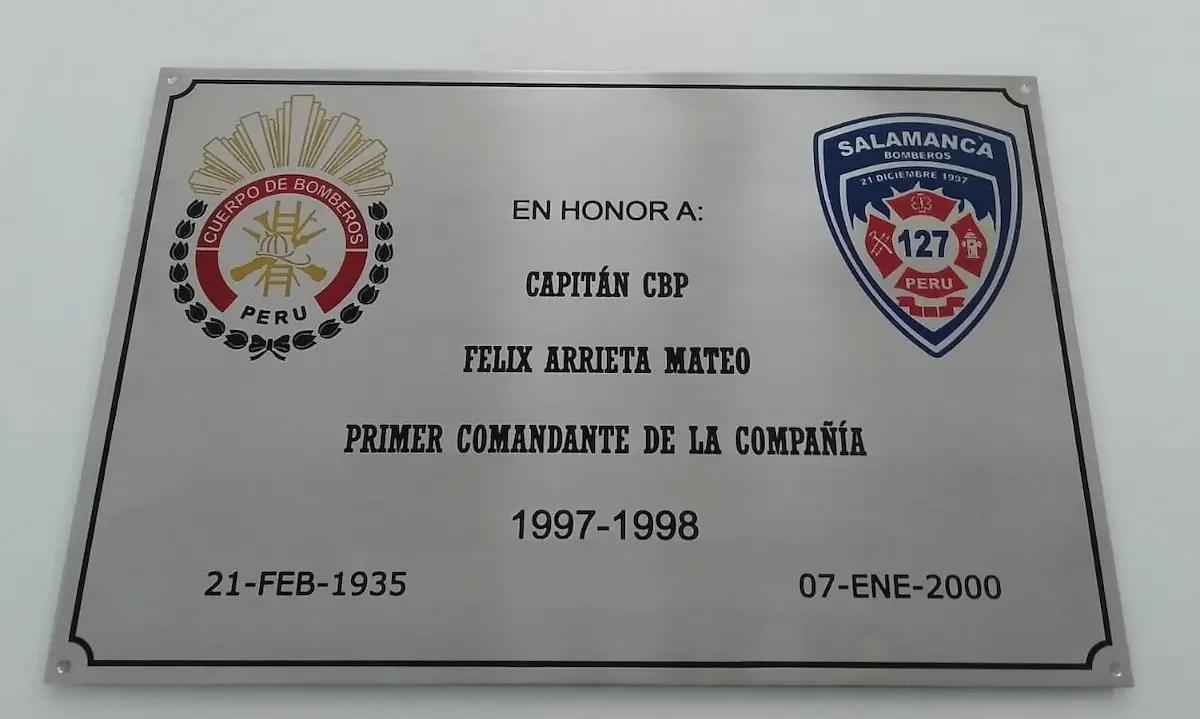 Placa conmemorativa grabada en metal