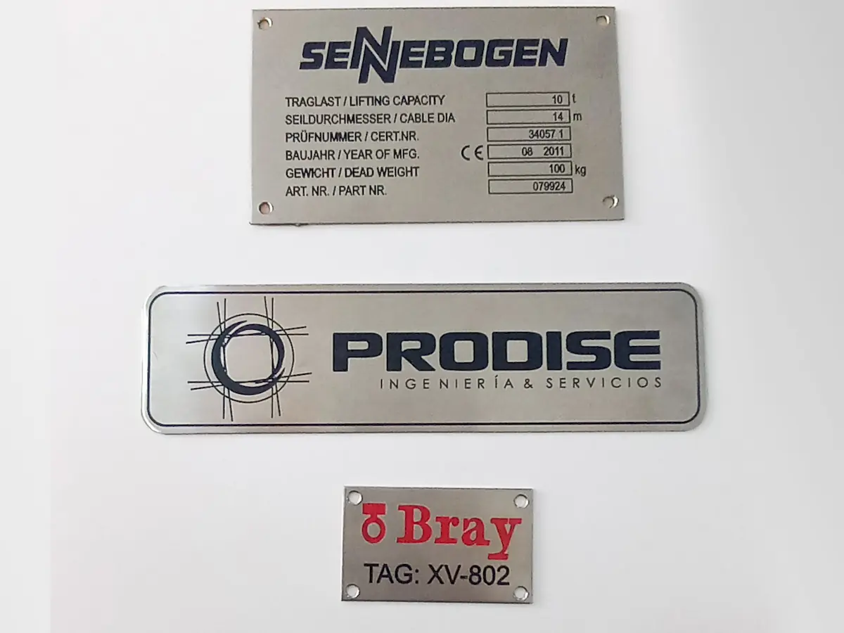 Placas grabadas en metal fabricadas por Creando Company