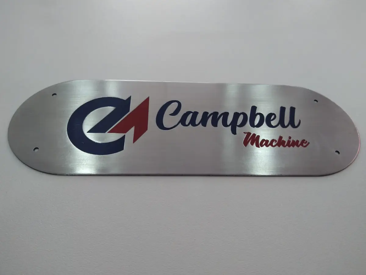 Placa decorativa grabada con logotipo
